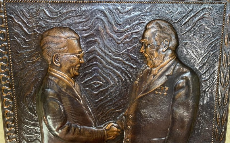 Ю.Цэдэнбал, Л.Брежнев нарын уулзалтыг дүрсэлсэн зэс хөөмлөн бүтээл Орхон аймгийн Музейд хадгалагдаж байна