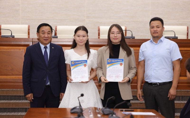 ЭЕШ-аа амжилттай өгсөн есөн сурагчийг шагналаа